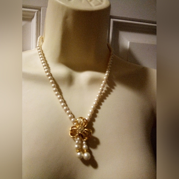 Avon Jewelry - Vintage Avon Faux Pearl And Rhinestone Necklace 18 Inch